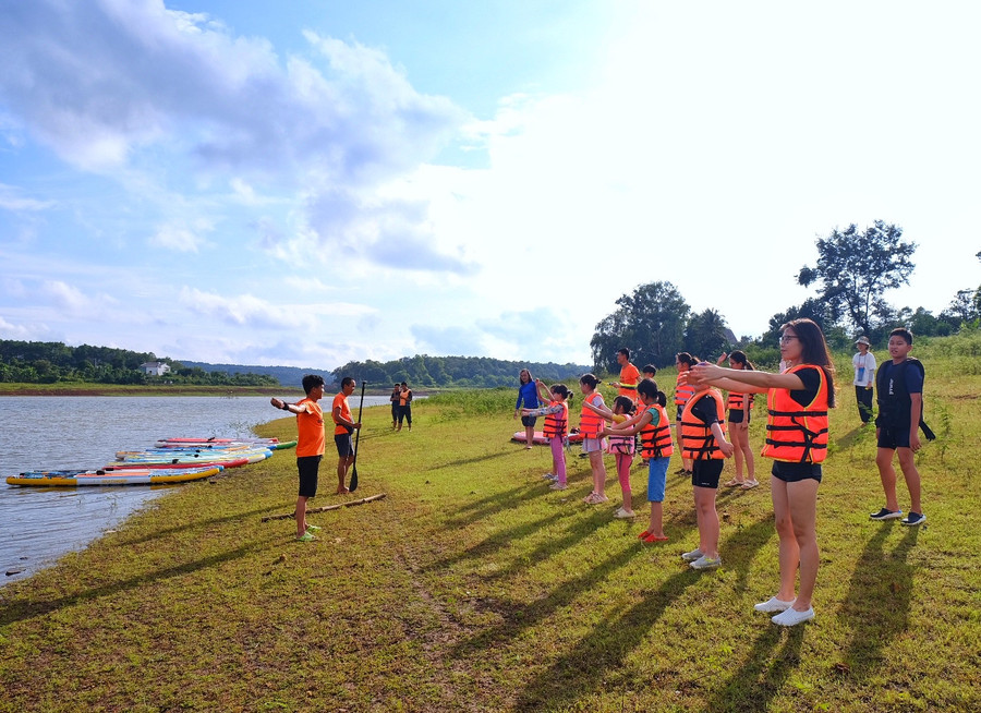 Các em thiếu nhi khởi động trước khi chèo sup. Ảnh: M.C Các em thiếu nhi khởi động trước khi chèo sup. Ảnh: M.C