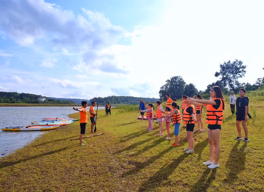 Các em thiếu nhi khởi động trước khi chèo sup. Ảnh: M.C