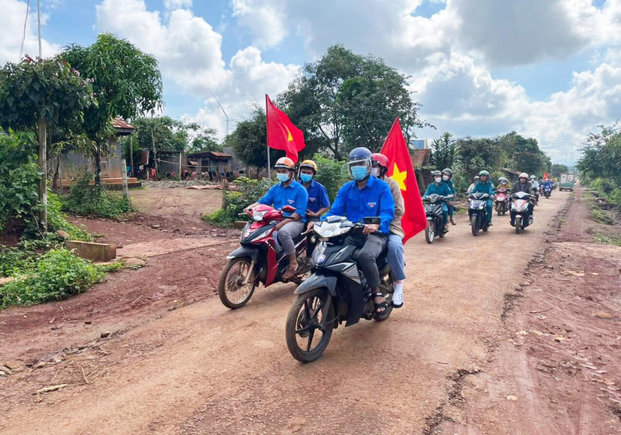Đoàn xã Ia Pết phối hợp với các ban, ngành của xã tuyên truyền Luật Giao thông đường bộ cho người dân. Ảnh: R.H Đoàn xã Ia Pết phối hợp với các ban, ngành của xã tuyên truyền Luật Giao thông đường bộ cho người dân. Ảnh: R.H