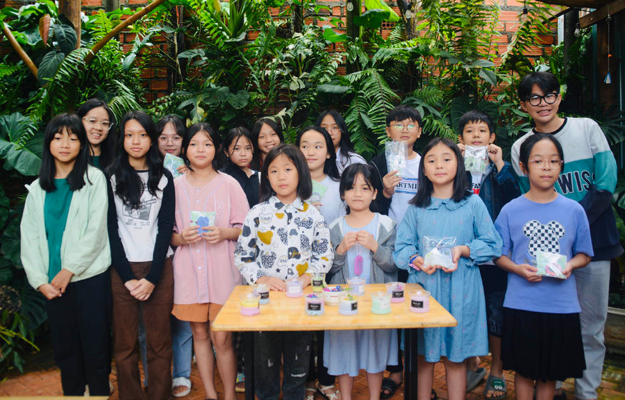 Các học viên bên sản phẩm nến thơm từ buổi workshop thực hành. Ảnh: N.T.D Các học viên bên sản phẩm nến thơm từ buổi workshop thực hành. Ảnh: N.T.D