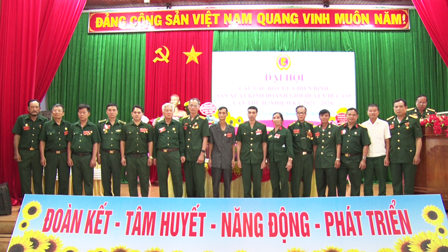 Ban Chủ nhiệm Câu lạc bộ và đại biểu đi dự Đại hội cấp trên ra mắt. Ảnh: Lê Văn Châu Ban Chủ nhiệm Câu lạc bộ và đại biểu đi dự Đại hội cấp trên ra mắt. Ảnh: Lê Văn Châu