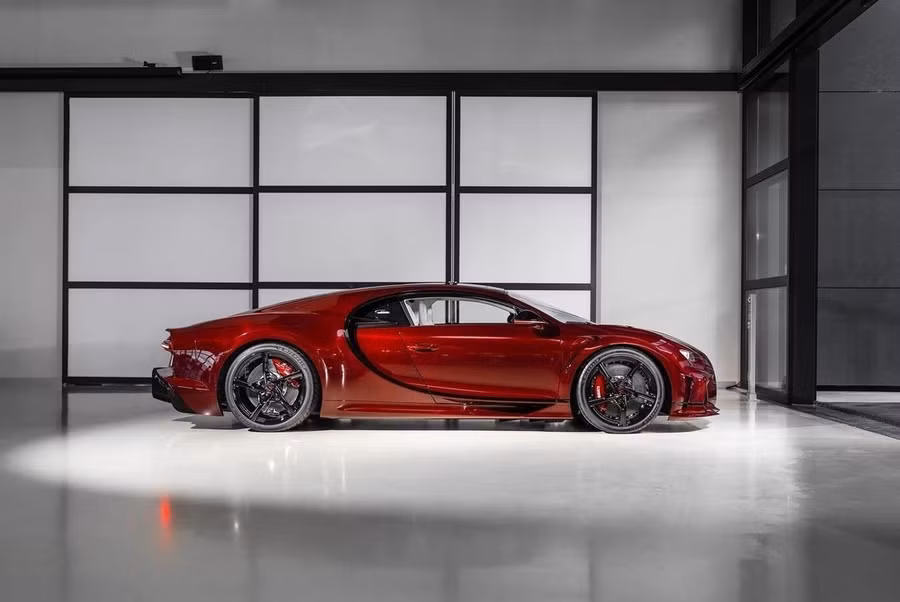 Đến năm 2024, Bugatti tung ra chiếc Chiron Super Sport Red Dragon, thuộc sở hữu của chủ tịch tập đoàn Toro, vốn là nhà sưu tập xe và tay đua của đội đua Toro Racing.