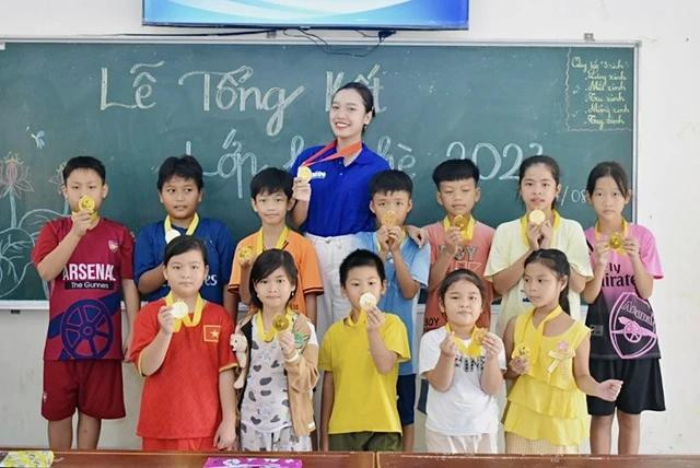 Kim Loan dạy võ và tặng những tấm huy chương mình đạt được cho các em nhỏ vùng quê để truyền tinh thần yêu thể thao đến với các em. Ảnh NVCC Kim Loan dạy võ và tặng những tấm huy chương mình đạt được cho các em nhỏ vùng quê để truyền tinh thần yêu thể thao đến với các em. Ảnh NVCC