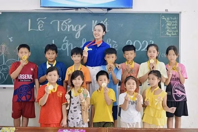 Kim Loan dạy võ và tặng những tấm huy chương mình đạt được cho các em nhỏ vùng quê để truyền tinh thần yêu thể thao đến với các em. Ảnh NVCC