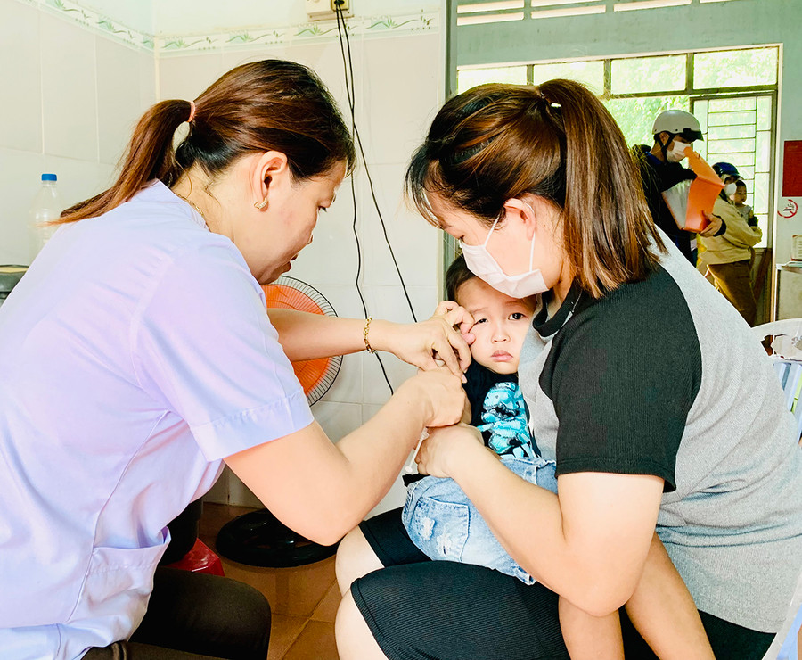 Nhân viên y tế thị trấn Chư Ty (huyện Đức Cơ) tiêm vắc xin phòng bệnh cho trẻ em. Ảnh: Như Nguyện
