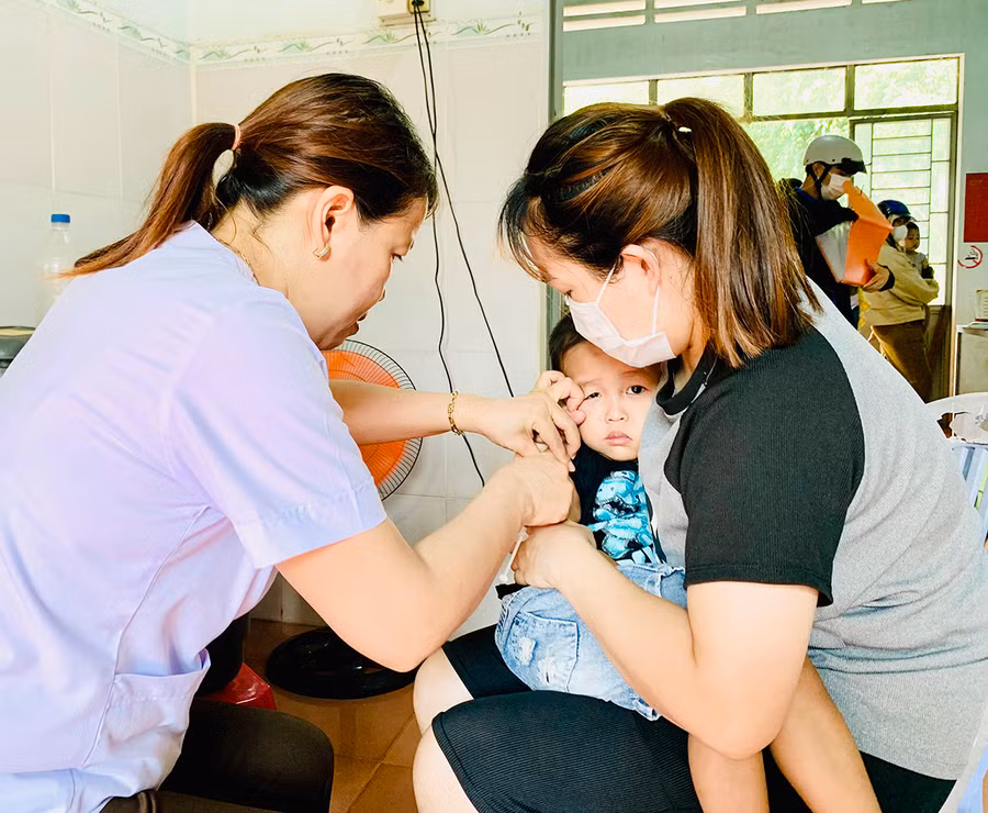 Nhân viên y tế thị trấn Chư Ty (huyện Đức Cơ) tiêm vắc xin phòng bệnh cho trẻ em. Ảnh: Như Nguyện