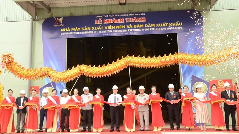 Các đại biểu cắt băng khánh thành nhà máy.