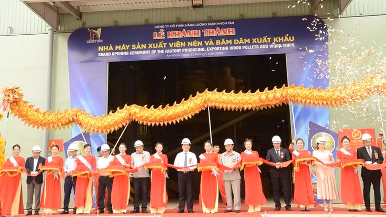 Các đại biểu cắt băng khánh thành nhà máy.