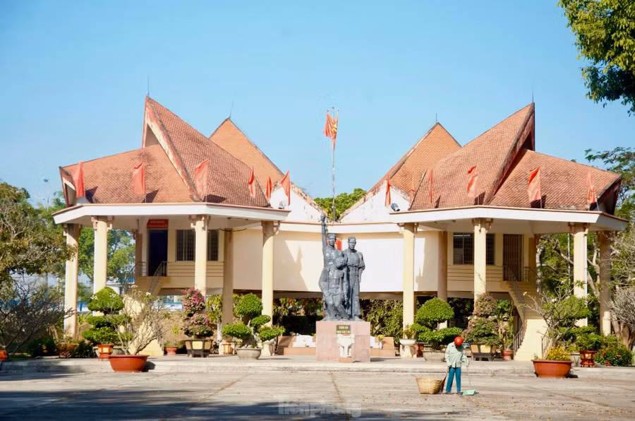 Ngục Kon Tum được Pháp xây dựng làm nơi giam giữ chiến sĩ cách mạng, cũng là nơi cung cấp nhân công khai phá miền cao nguyên, mở đường 14. Ngục Kon Tum được Pháp xây dựng làm nơi giam giữ chiến sĩ cách mạng, cũng là nơi cung cấp nhân công khai phá miền cao nguyên, mở đường 14.