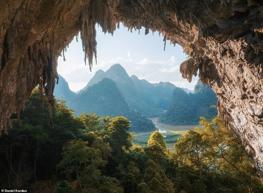 Quang cảnh nhìn từ núi Thung hay còn gọi là “núi Mắt Thiên thần”, nằm ở tỉnh Cao Bằng Quang cảnh nhìn từ núi Thung hay còn gọi là “núi Mắt Thiên thần”, nằm ở tỉnh Cao Bằng