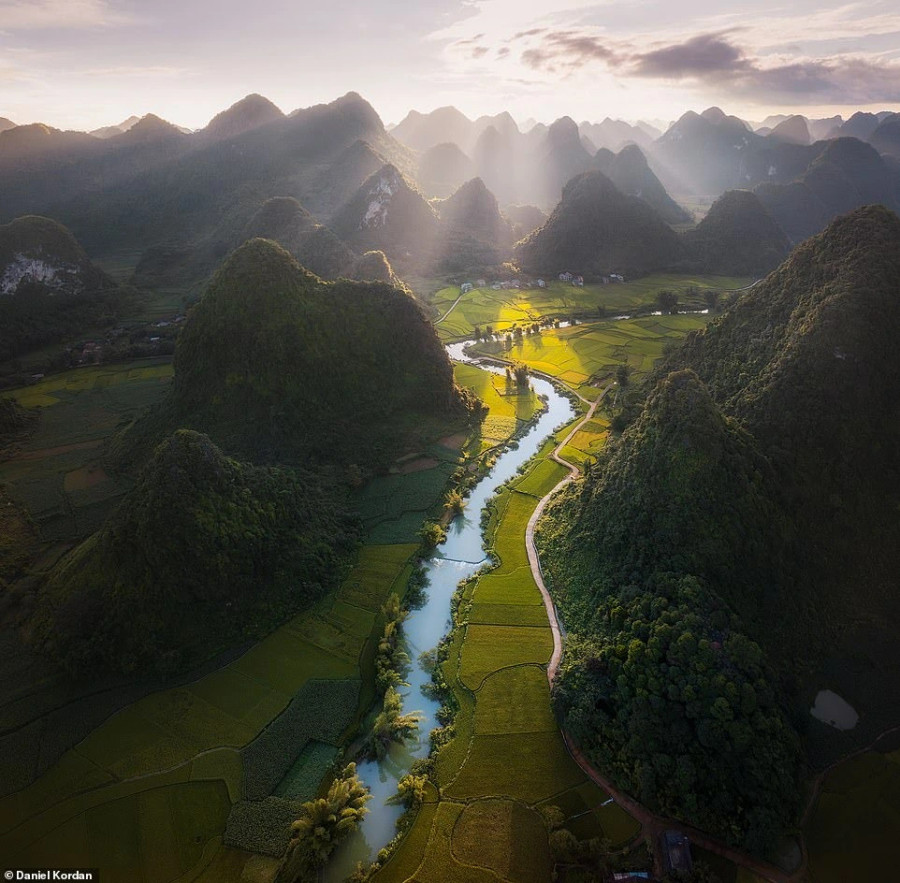 Hình ảnh chụp từ trên không đầy mê hoặc này cho thấy sông Quây Sơn uốn khúc qua thung lũng Phong Nậm ở Trùng Khánh, một huyện miền núi thuộc tỉnh Cao Bằng Hình ảnh chụp từ trên không đầy mê hoặc này cho thấy sông Quây Sơn uốn khúc qua thung lũng Phong Nậm ở Trùng Khánh, một huyện miền núi thuộc tỉnh Cao Bằng