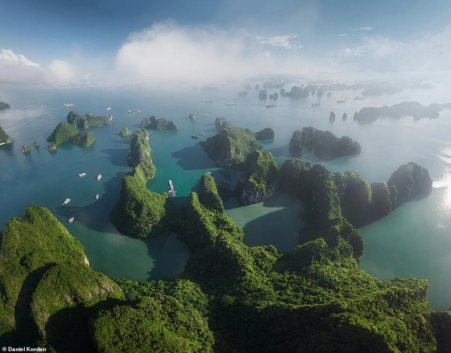 Vịnh Hạ Long nhìn từ trên cao Vịnh Hạ Long nhìn từ trên cao