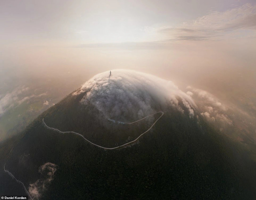 Đường lên đỉnh núi Bà Đen, ngọn núi cao nhất Nam bộ, 986m so với mực nước biển Đường lên đỉnh núi Bà Đen, ngọn núi cao nhất Nam bộ, 986m so với mực nước biển