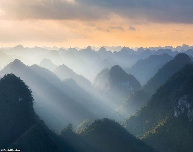 Cảnh núi non Cao Bằng trong mây Cảnh núi non Cao Bằng trong mây