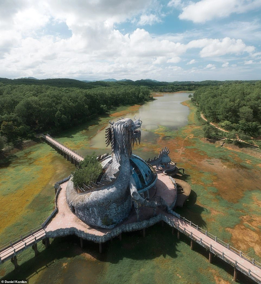 Con rồng trong hồ Thủy Tiên ở Huế, nơi từng bị bỏ hoang nhưng thu hút đông du khách và lên nhiều báo quốc tế Con rồng trong hồ Thủy Tiên ở Huế, nơi từng bị bỏ hoang nhưng thu hút đông du khách và lên nhiều báo quốc tế