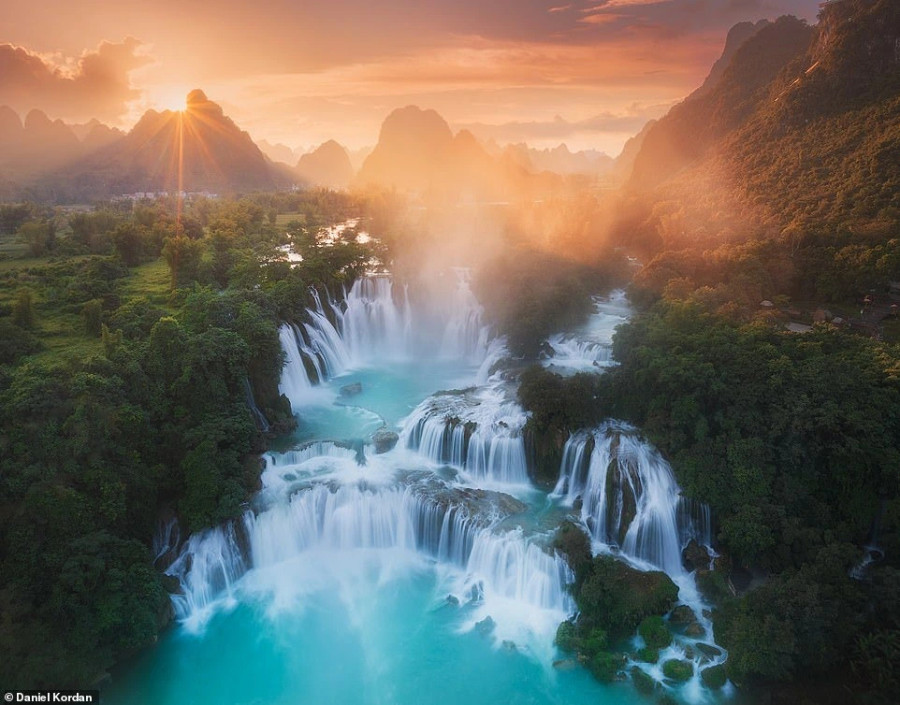 Daniel cho biết, thác Bản Giốc rất khó chụp do “các quy định về việc sử dụng thiết bị bay không người lái”, đòi hỏi phải “lập kế hoạch cẩn thận” Daniel cho biết, thác Bản Giốc rất khó chụp do “các quy định về việc sử dụng thiết bị bay không người lái”, đòi hỏi phải “lập kế hoạch cẩn thận”