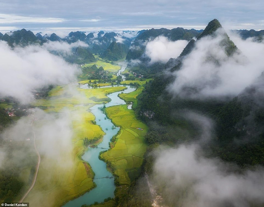 “Các thửa ruộng bậc thang rực rỡ, những dòng sông uốn lượn và những con đường ven biển của đất nước này mang đến cơ hội vô tận để ghi lại vẻ đẹp từ trên cao”, anh chia sẻ “Các thửa ruộng bậc thang rực rỡ, những dòng sông uốn lượn và những con đường ven biển của đất nước này mang đến cơ hội vô tận để ghi lại vẻ đẹp từ trên cao”, anh chia sẻ