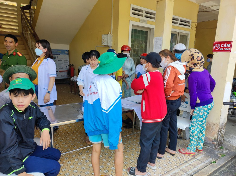 Các em học sinh trường THCS Hành Tín Tây được đưa đến Trung tâm Y tế huyện Nghĩa Hành để khám khi có dấu hiệu ngộ độc thực phẩm. Các em học sinh trường THCS Hành Tín Tây được đưa đến Trung tâm Y tế huyện Nghĩa Hành để khám khi có dấu hiệu ngộ độc thực phẩm.