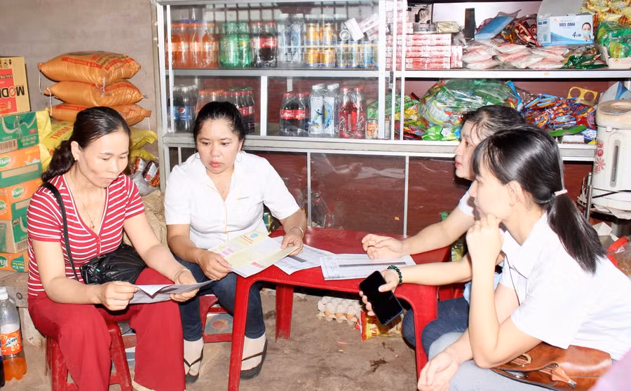 Hội LHPN huyện Chư Pưh tiếp tục phối hợp tuyên truyền nâng cao tỷ lệ người dân tham gia BHYT. Ảnh: Như Nguyện