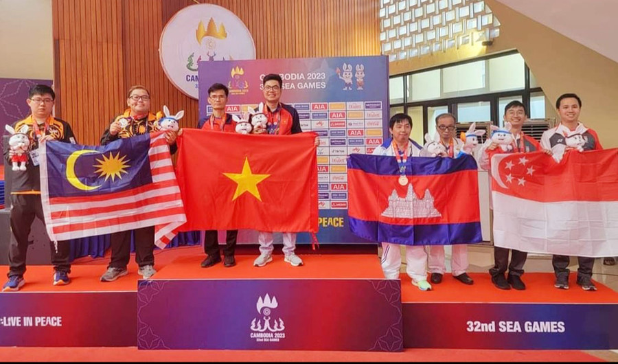 Vận động viên Đặng Cửu Tùng Lân (thứ 3 từ trái sang) và Nguyễn Quang Nhật trên bục nhận huy chương vàng SEA Games 32 (ảnh nhân vật cung cấp). Vận động viên Đặng Cửu Tùng Lân (thứ 3 từ trái sang) và Nguyễn Quang Nhật trên bục nhận huy chương vàng SEA Games 32 (ảnh nhân vật cung cấp).