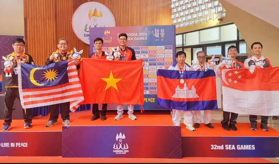 Vận động viên Đặng Cửu Tùng Lân (thứ 3 từ trái sang) và Nguyễn Quang Nhật trên bục nhận huy chương vàng SEA Games 32 (ảnh nhân vật cung cấp).