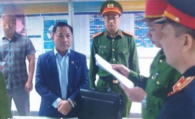 Cơ quan CSĐT Công an tỉnh Thái Bình đọc lệnh khởi tố, bắt tạm giam ông Lưu Bình Nhưỡng. Ảnh: cơ quan công an cung cấp Cơ quan CSĐT Công an tỉnh Thái Bình đọc lệnh khởi tố, bắt tạm giam ông Lưu Bình Nhưỡng. Ảnh: cơ quan công an cung cấp