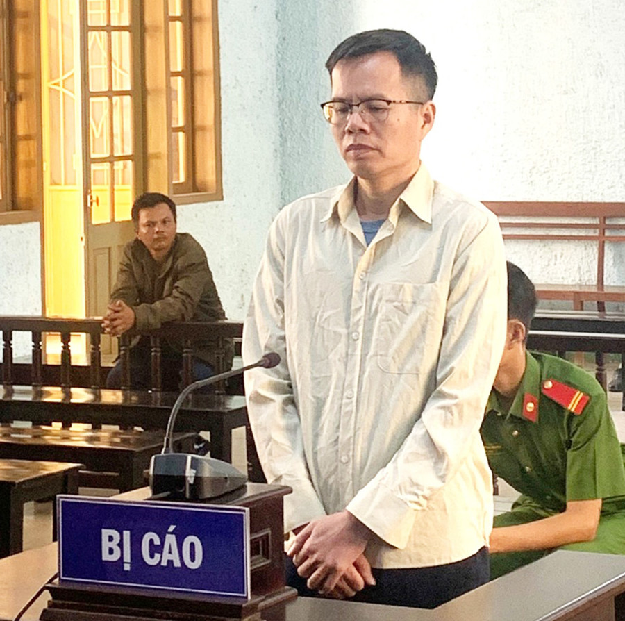 Bị cáo Hoàng Văn Hưng tại phiên tòa xét xử sơ thẩm về tội “Làm giả tài liệu của cơ quan, tổ chức” và “Lừa đảo chiếm đoạt tài sản”. Ảnh: R.H