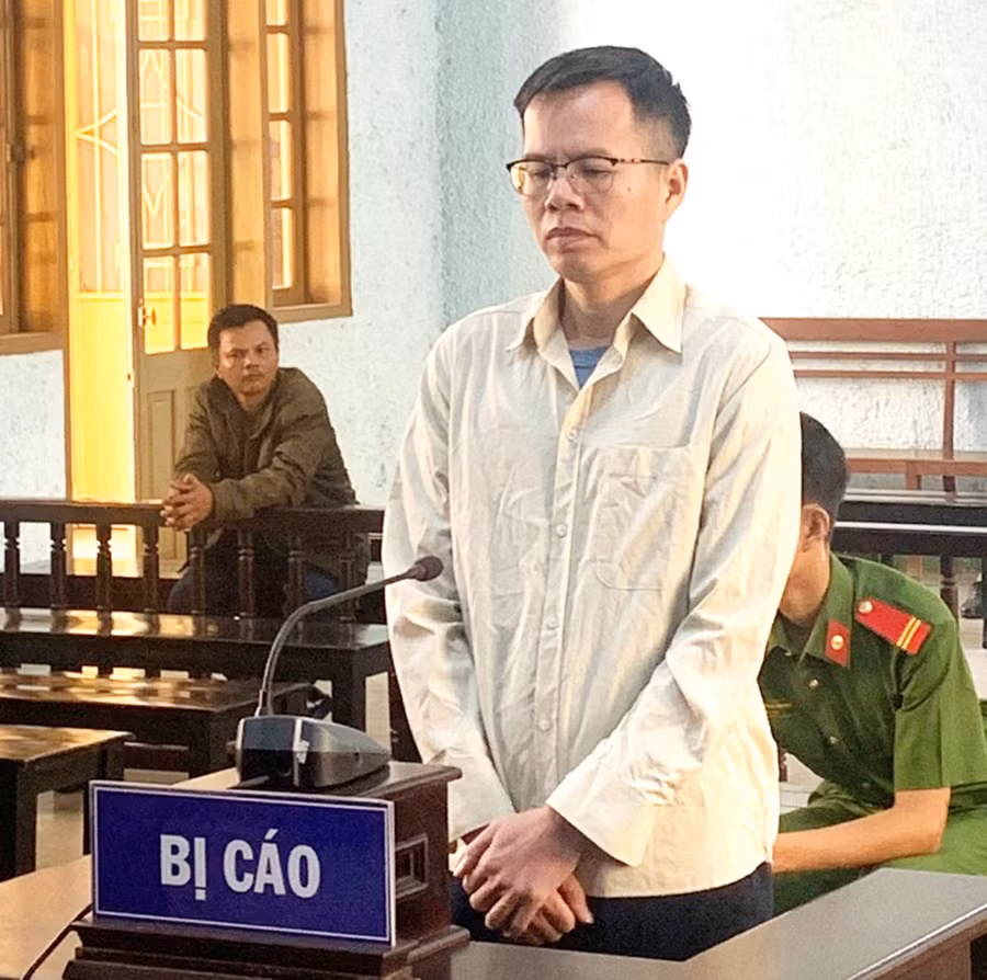 Bị cáo Hoàng Văn Hưng tại phiên tòa xét xử sơ thẩm về tội “Làm giả tài liệu của cơ quan, tổ chức” và “Lừa đảo chiếm đoạt tài sản”. Ảnh: R.H