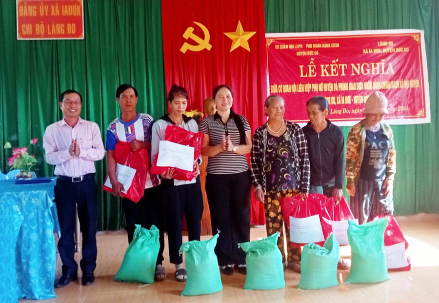 Đại diện 2 đơn vị kết nghĩa tặng quà cho các hộ nghèo tại làng Đo, xã Ia Dơk. Ảnh: Minh Vy Đại diện 2 đơn vị kết nghĩa tặng quà cho các hộ nghèo tại làng Đo, xã Ia Dơk. Ảnh: Minh Vy