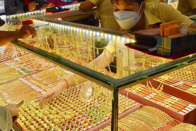 Giá vàng trong nước sáng nay giảm nhẹ đối với vàng nhẫn trơn.