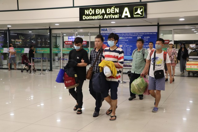 Các đối tượng được di lý về Quảng Ninh phục vụ điều tra. Ảnh: Đ.X