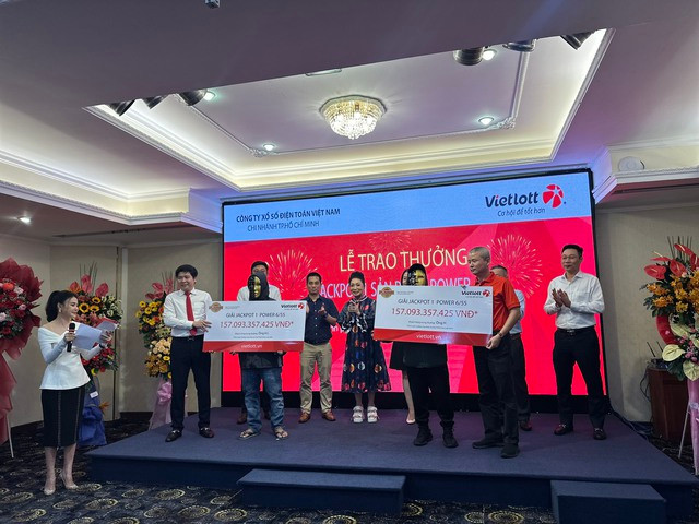 Do vé của H.L và ông H. cùng có 6 cặp số trùng với kết quả giải Jackpot 1 nên theo quy định, giá trị trúng thưởng giải này phải chia đôi