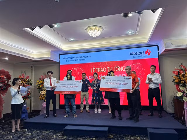 Do vé của H.L và ông H. cùng có 6 cặp số trùng với kết quả giải Jackpot 1 nên theo quy định, giá trị trúng thưởng giải này phải chia đôi