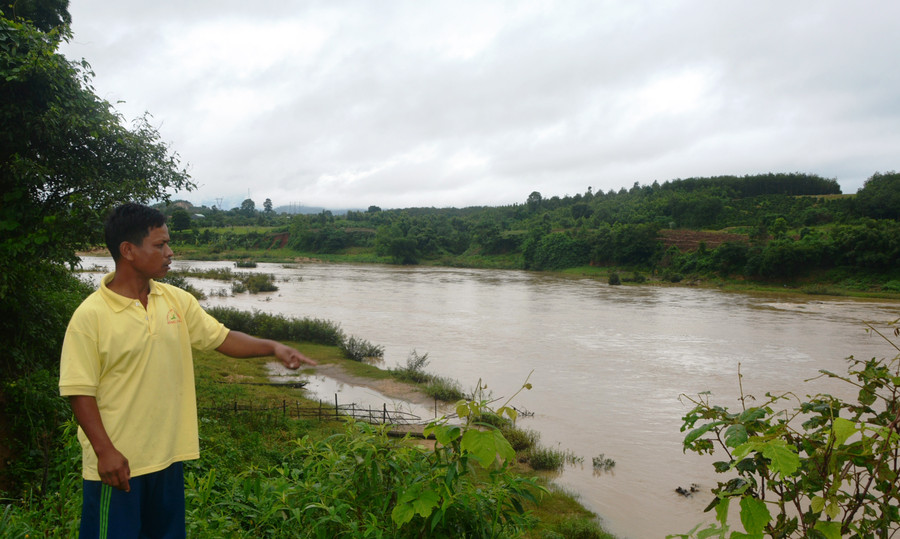 Sông Đăk Snghé đã &apos;&apos;nuốt&apos;&apos; gần hết đất vườn nhà ông A Trầm. Ảnh: HL