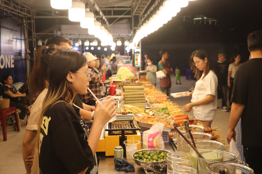 Người trẻ mong rằng giá cả đồ ăn, thức uống sẽ bình thường khi mức lương tăng. Ảnh PHÚC KHA