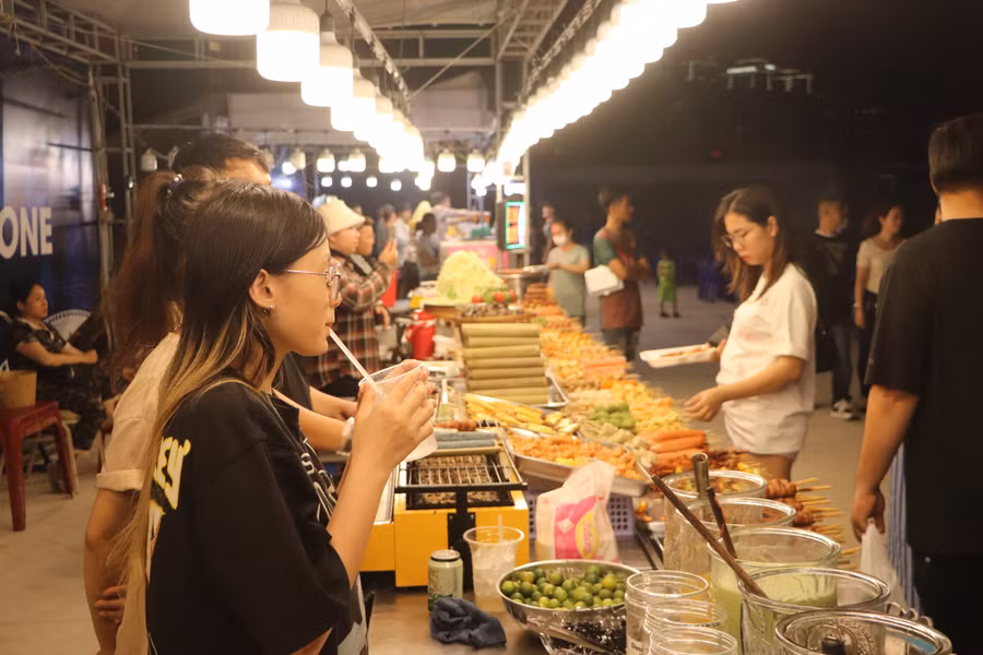 Người trẻ mong rằng giá cả đồ ăn, thức uống sẽ bình thường khi mức lương tăng. Ảnh PHÚC KHA