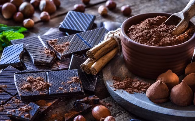 Theo News-Medical, dữ liệu của gần 65.000 người đã được phân tích, trong đó chú trọng vào lượng chocolate đen mà họ tiêu thụ và các nguy cơ liên quan đến bệnh tim mạch.