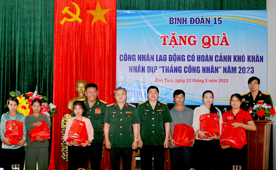 Lãnh đạo Binh đoàn 15 tặng quà người lao động có hoàn cảnh khó khăn trong Tháng Công nhân năm 2023. Ảnh: V.H