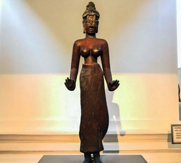 Tượng Bồ tát Tara hiện đang trưng bày tại Bảo tàng Điêu khắc Chăm, Đà Nẵng. Tượng Bồ tát Tara hiện đang trưng bày tại Bảo tàng Điêu khắc Chăm, Đà Nẵng.