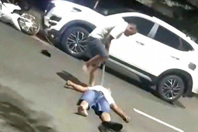 Lê Chí Đạt giật được gậy và đánh vào đầu ông H., đạp nhiều cái vào người nạn nhân. (Ảnh cắt từ clip)