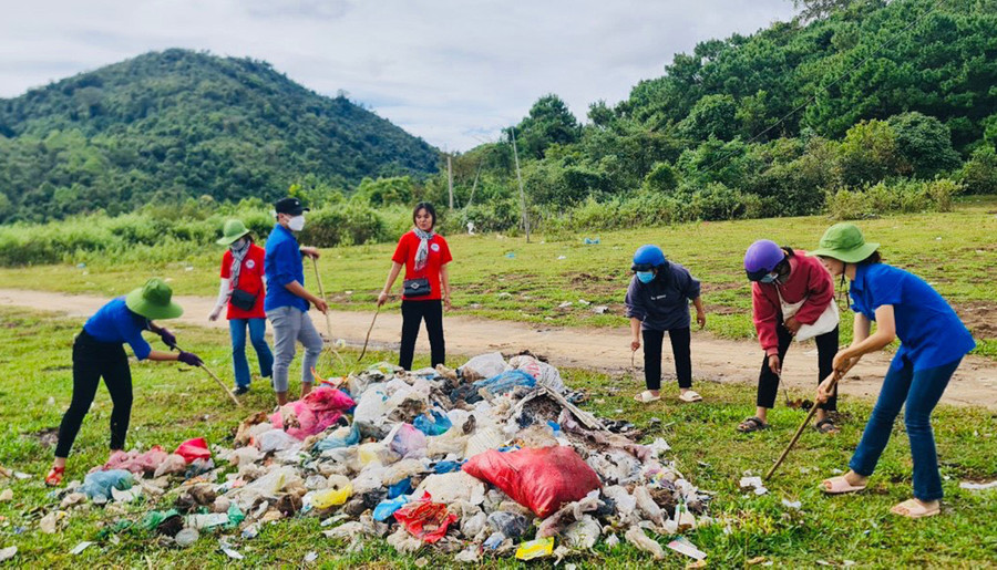 Các địa phương trong tỉnh đã tổ chức nhiều buổi ra quân dọn dẹp vệ sinh nhằm bảo vệ môi trường. Ảnh: Nhật Hào Các địa phương trong tỉnh đã tổ chức nhiều buổi ra quân dọn dẹp vệ sinh nhằm bảo vệ môi trường. Ảnh: Nhật Hào