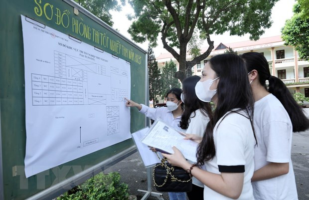 Các thí sinh xem sơ đồ phòng thi. (Ảnh: Anh Tuấn/TTXVN)