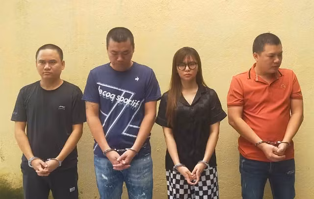 Trần Hoàng Minh, Ngụy Phan Kiên, Nguyễn Lan Anh và Hoàng Trọng Cường (từ trái qua phải) trong đường dây lừa đảo, rửa tiền xuyên quốc gia. Ảnh: Công an Thanh Hóa