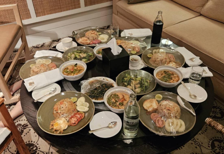 Một thi thể tử vong bên cạnh bàn ăn.