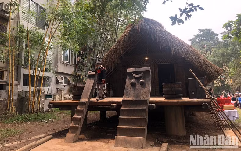 Cầu thang với biểu tượng mẫu hệ.