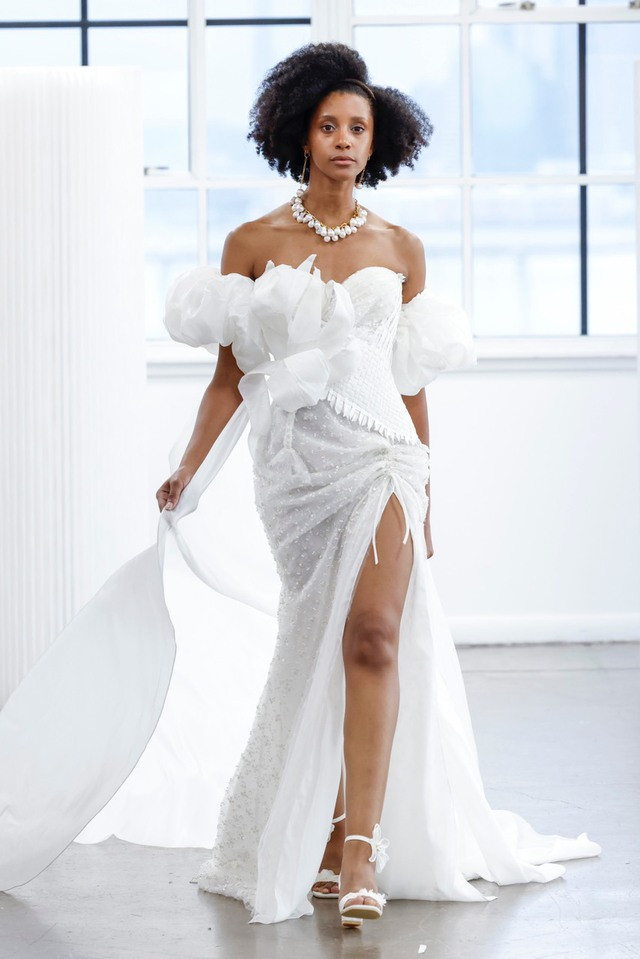 &quot;Các cô dâu Việt Nam thường thay 3 đến 4 bộ váy cưới trong ngày trọng đại nên đa số đều thuê những mẫu giống nhau, kiểu nào cũng tùng, xòe, không còn khả năng thể hiện cá tính của cô dâu. Trong khi ở phương Tây, váy cưới luôn được may đo theo phong cách của cô dâu bởi chiếc váy cưới cũng quan trọng như nhẫn cưới. Mỗi thiết kế được mặc trên người giống như một tác phẩm nghệ thuật mà tôi tin chắc rằng cô dâu sẽ nổi bật và rạng rỡ nhất trong ngày trọng đại của mình&quot;, Tiana Van chia sẻ