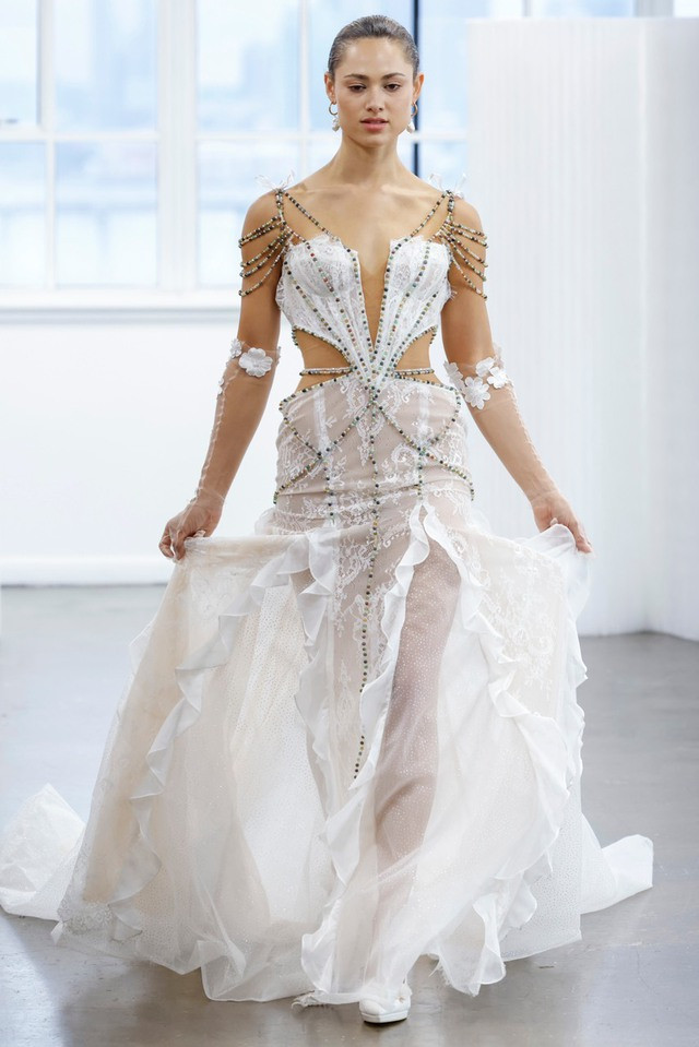 Nhà thiết kế chia sẻ cô sáng tạo nên các mẫu váy cưới vì tâm niệm: “Phụ nữ làm việc có thể là cả đời nhưng chỉ cưới có một lần”. Chính vì vậy, cô luôn tập trung và tìm cách xây dựng cho mỗi thiết kế của mình trở thành một tác phẩm nghệ thuật, mà nơi đó, những chi tiết trên áo cưới đều thể hiện được sự quan trọng và chỉn chu của từng cô dâu.