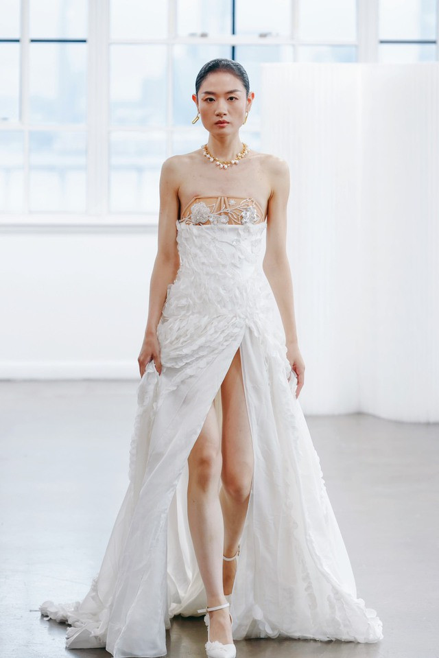Để hoàn thành một mẫu áo cưới, Tiana Van cho biết mình và ê kíp phải mất khoảng 5-6 tháng, làm thủ công hoàn toàn bằng kỹ thuật draping điêu luyện, yêu cầu tính cầu thị rất cao và đính kết họa tiết hoa cầu kỳ, tỉ mỉ