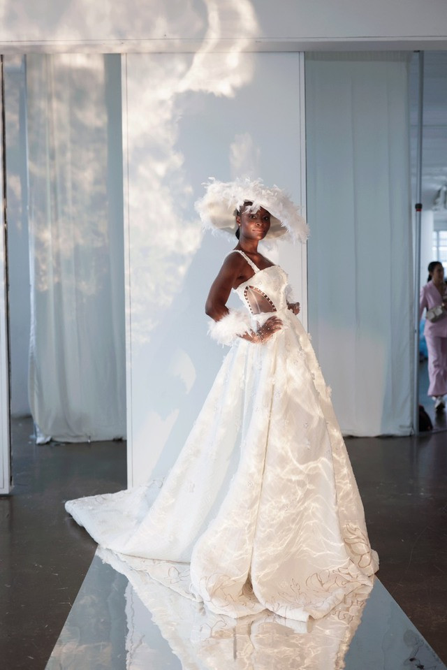 Để có được buổi trình diễn ở Tuần lễ thời trang New York, nhà thiết kế 9X tiết lộ chi phí bỏ ra là khá cao, từ khâu chuẩn bị đến hành trình đến nơi, casting mẫu, thuê sàn diễn... Dù vậy, Tiana Van cho biết ban tổ chức luôn muốn giúp đỡ và tạo nhiều điều kiện để show diễn của các nhà thiết kế diễn ra thành công nhất