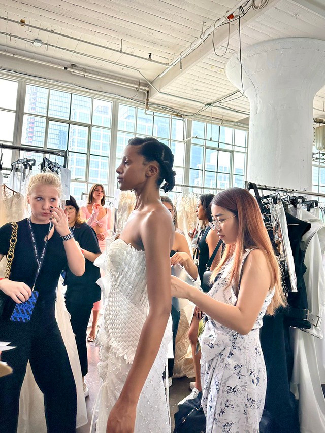 &quot;Show thời trang diễn ra lúc 18 giờ, ngay lúc mặt trời lặn trên tầng có khung kính bao quanh, tạo cảm giác lãng mạn và thơ mộng cũng là yếu tố giúp bộ sưu tập đồ cưới của tôi nổi bật hơn. Sự trải nghiệm này giúp tôi có cơ hội gặp được nhiều đối tác mới, con người mới và khẳng định được thương hiệu cùng chất lượng của mình. Tôi nhớ mãi những nụ cười rạng rỡ của các người mẫu khi mặc thử đồ của mình&quot;, Tiana Van cho hay